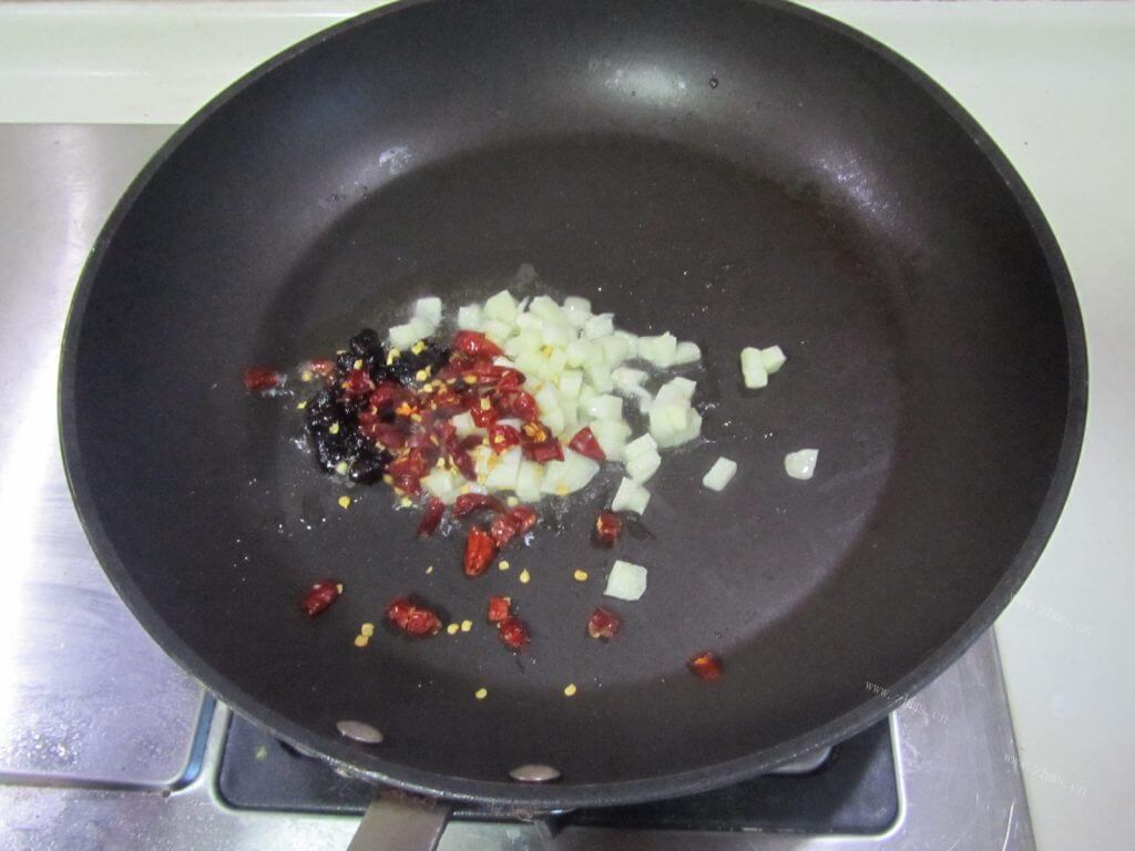 美味铁棍蒸腊肉做法图解3)