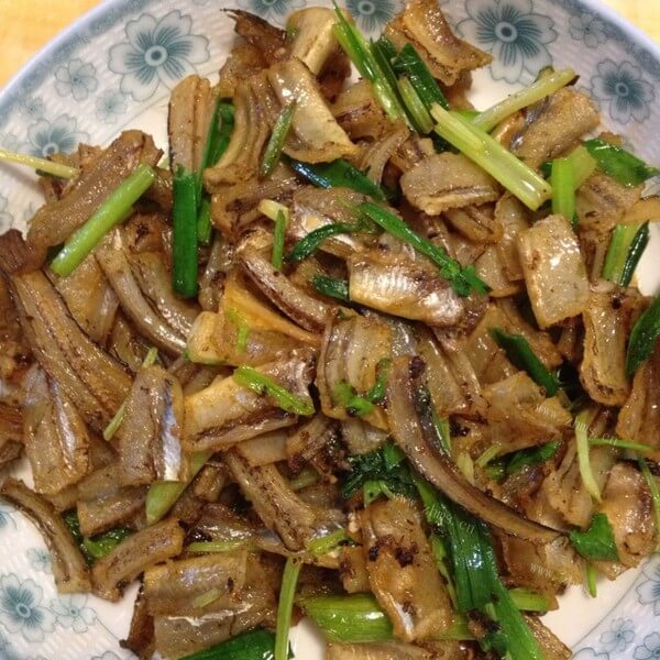 美味的农家苦瓜炒鱼干