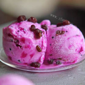 美味的红心火龙果冰淇淋