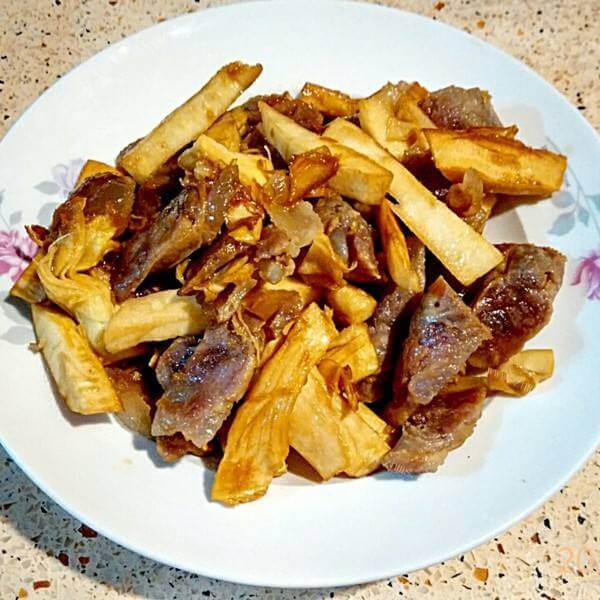 咸甜适中的春笋炒腊肠