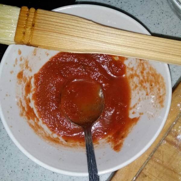 美味的自制鲜香披萨酱