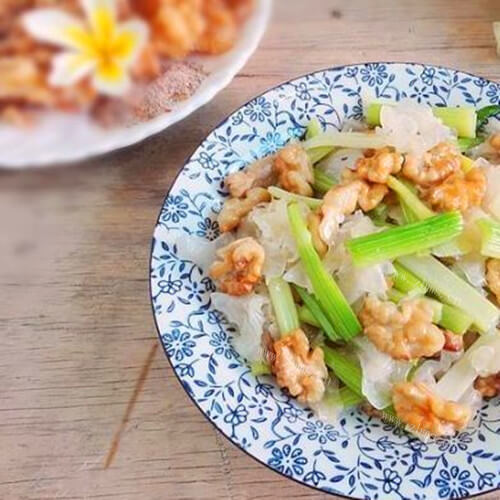 美味的西芹核桃炒银耳