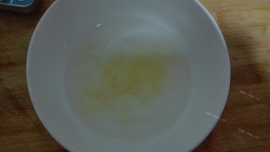 美味的草莓奶酪凉糕做法图解2)