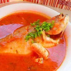 美味的红汤鲈鱼