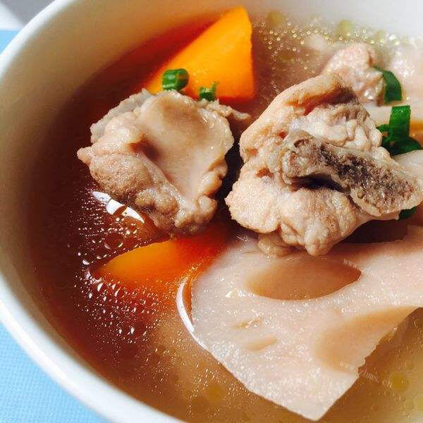 回味无穷的排骨莲藕胡萝卜汤
