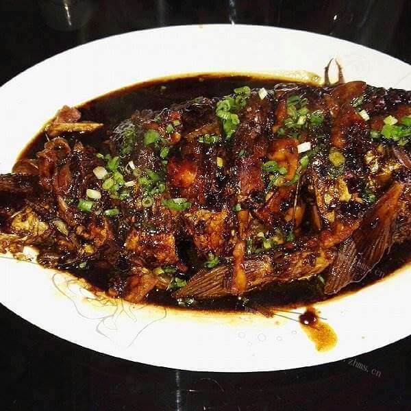 美味的蒜香鲤鱼