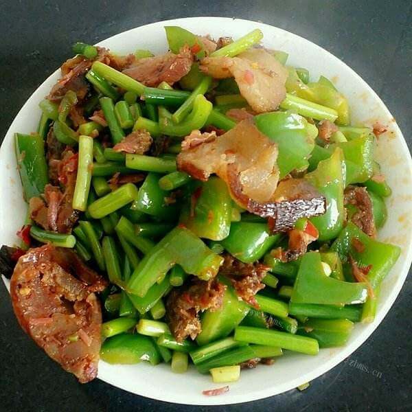 可口的青椒蒜苔