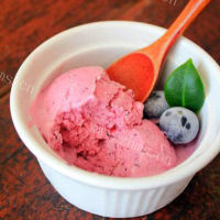 可口的蓝莓酸奶雪糕