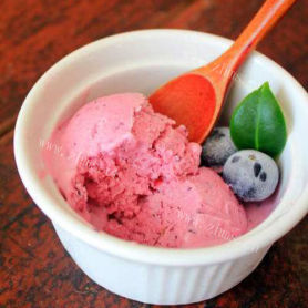 可口的蓝莓酸奶雪糕