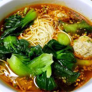 美味的五彩蔬菜丸子面