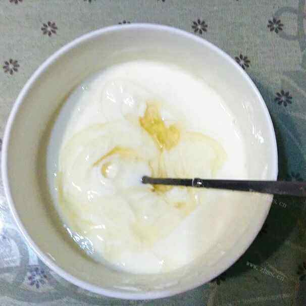 自制酸奶坚果雪糕做法图解4)