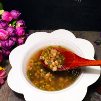 清凉的薄荷绿豆薏米汤