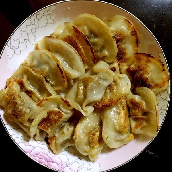 美味的生煎冻饺子