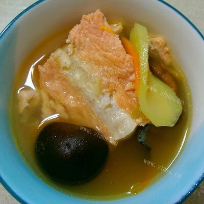 鲜美的白玉菇炖三文鱼骨