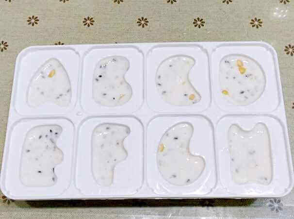 自制酸奶坚果雪糕做法图解7)