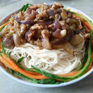 美味的茄子烂肉香辣面 