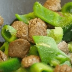 青椒炒牛肉丸做法图解4)