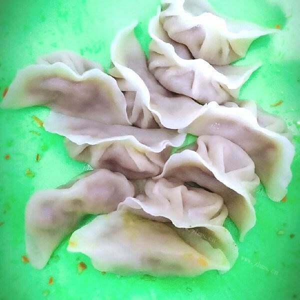 美味的胡萝卜木耳牛肉馅饺子