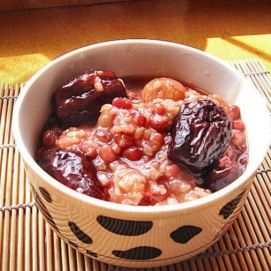 美味的桂圆大枣粥