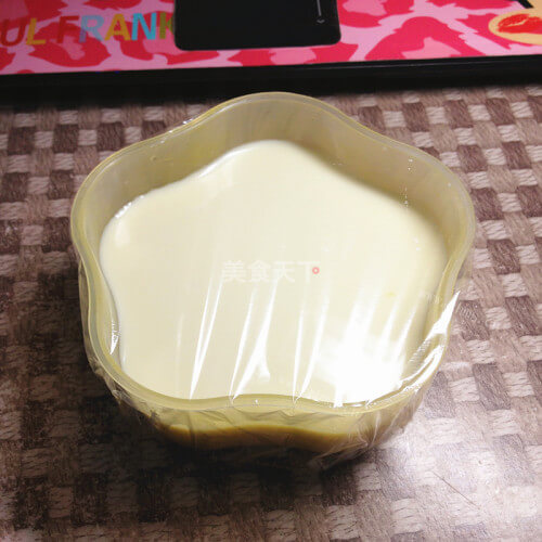 香甜嫩滑的牛奶核桃蒸蛋做法图解4)