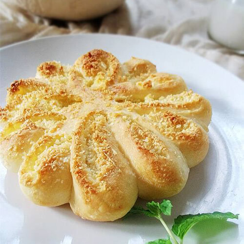不错的椰蓉花形面包