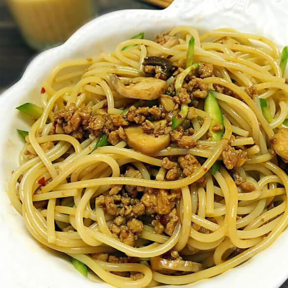 美味的草菇鸡肉酱拌面