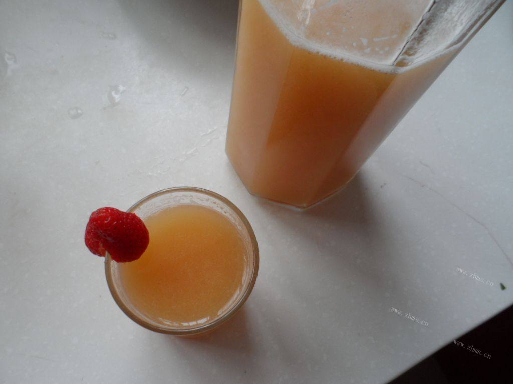 酸酸甜甜菠萝草莓汁做法图解4)