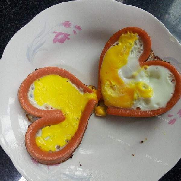 热腾腾的火腿肠煎蛋