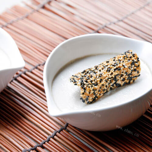 热腾腾的燕麦芝麻豆浆