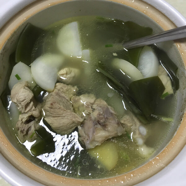 鲜甜的排骨海带胡萝卜汤