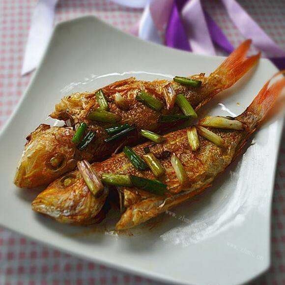 焦黄香脆美味的香煎黑喉鱼