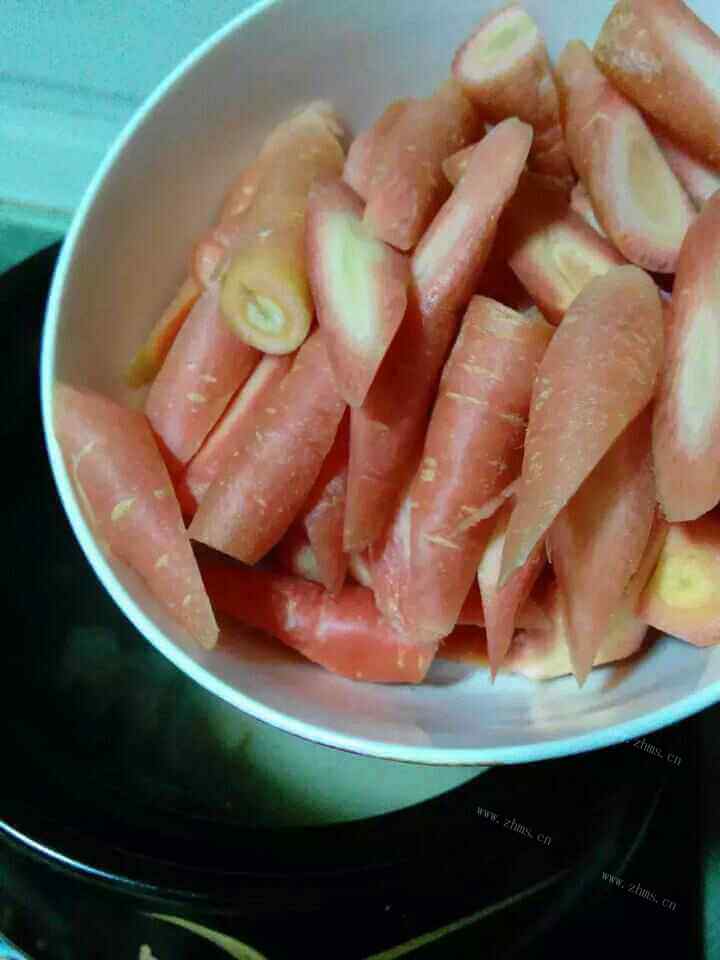 有爱的胡萝卜香菇炖猪蹄做法图解5)