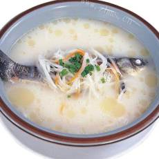 健康的菌类鱼排汤