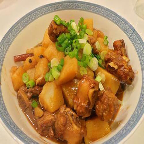 美味的白味土豆炖排骨
