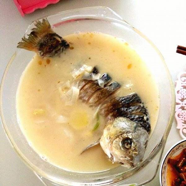 好吃的姜末鲫鱼汤