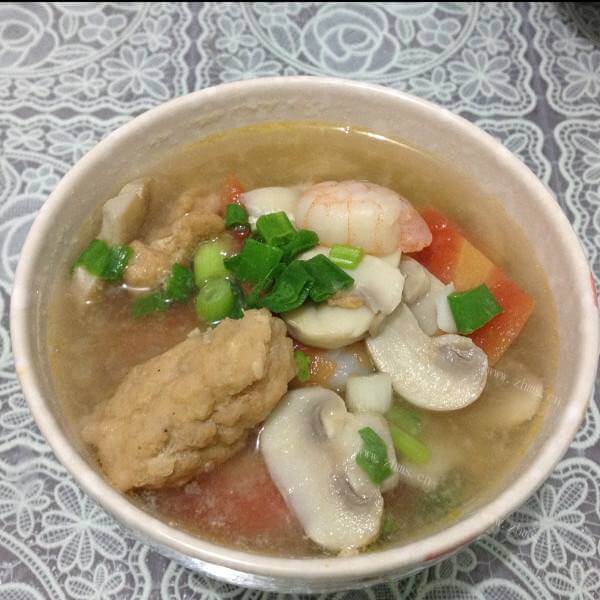 美味的青椒胡萝卜木耳丸子汤