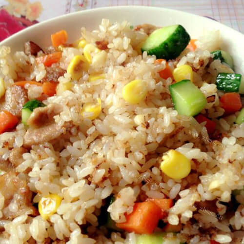 美味的小烧肉黄瓜炒饭