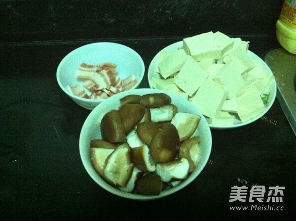开胃的香菇煮豆腐做法图解1)