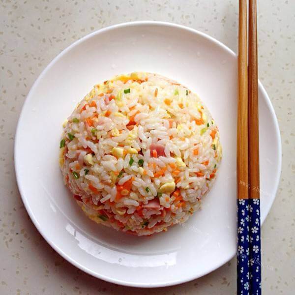 好吃的火腿鸡蛋胡萝卜炒饭