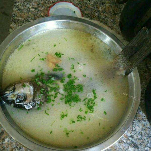 美味夜来香鲫鱼汤