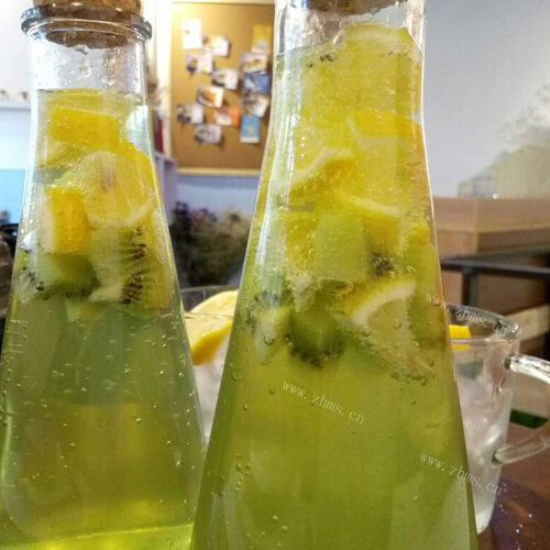 好喝的柠檬奇异果水果茶
