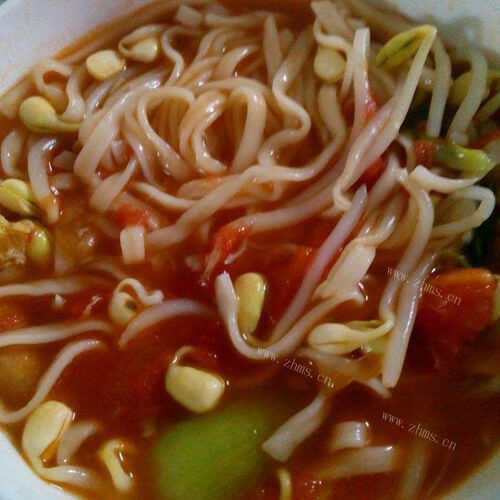 热腾腾的西红柿豆芽鸡蛋面