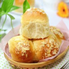 香甜柔软的杏仁葡萄干小面包