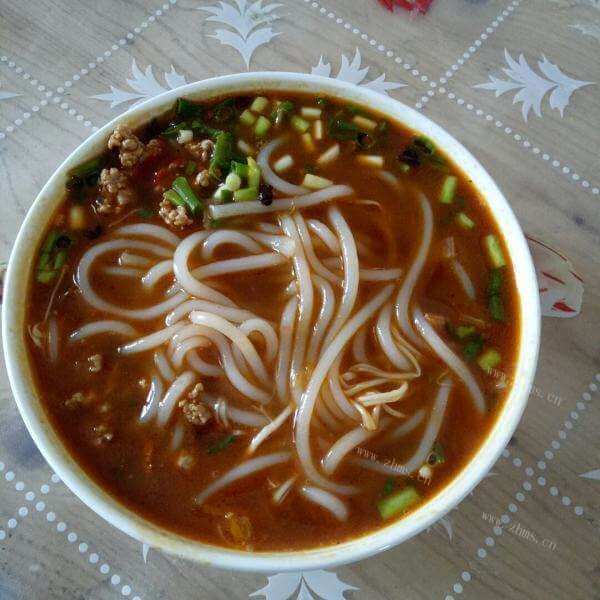 香辣可口的肉末酸辣面