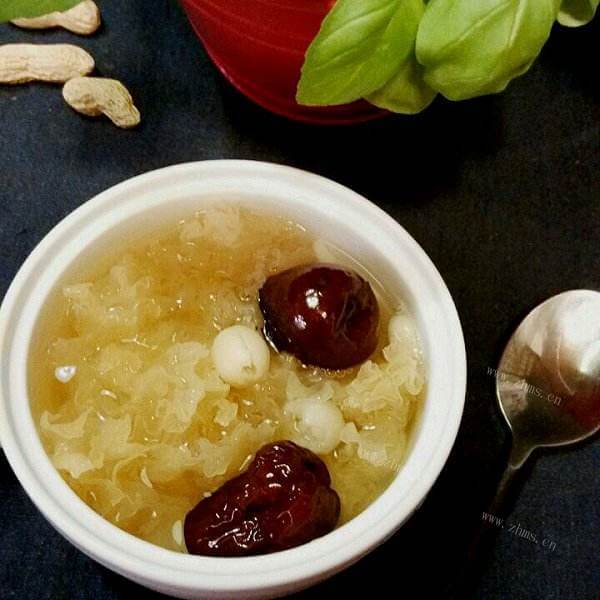 木瓜枸杞银耳莲子羹
