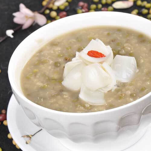 美味的银耳百合绿豆粥
