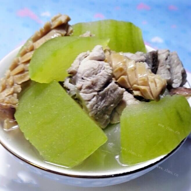 美味的排骨鱿鱼节瓜汤