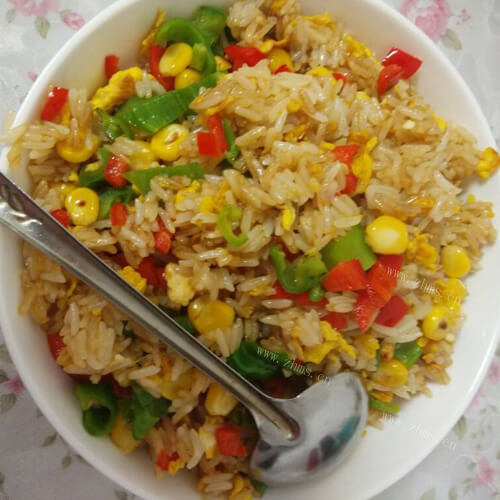 美味三色椒蛋炒饭