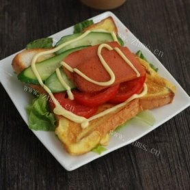 松软的番茄鸡蛋三明治