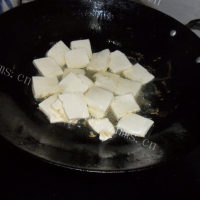 美味的豆腐炒上海青的做法图解三